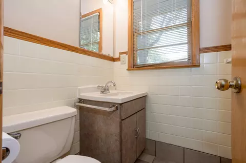 Bath - 2123 S Prairie Ln, Springfield, MO 65804 photo 2 of 2