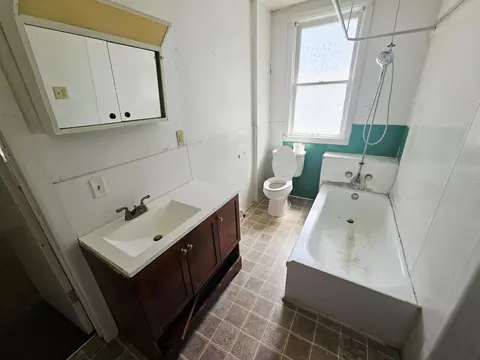 Bath - 827 S Missouri Ave, Springfield, MO 65806 photo 2 of 2