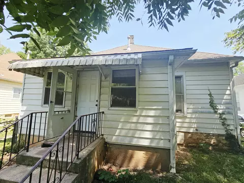 Exterior - 827 S Missouri Ave, Springfield, MO 65806 photo 4 of 5
