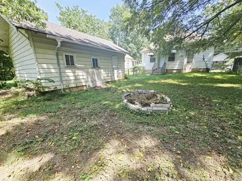Exterior - 827 S Missouri Ave, Springfield, MO 65806 photo 5 of 5