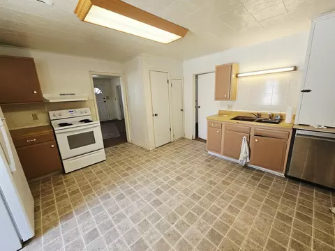 Kitchen - 827 S Missouri Ave, Springfield, MO 65806 photo 1 of 1