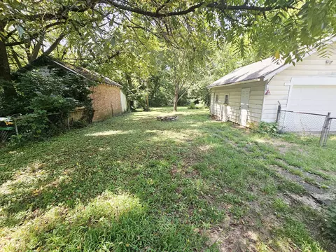 Exterior - 827 S Missouri Ave, Springfield, MO 65806 photo 3 of 5