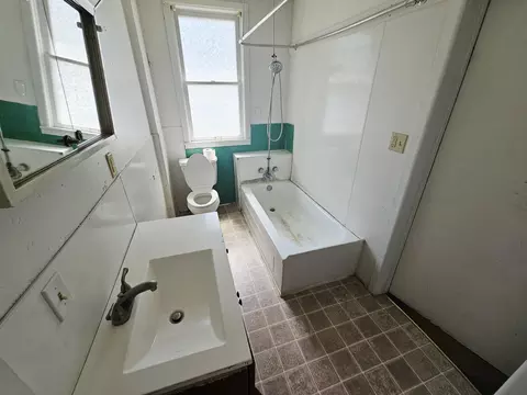 Bath - 827 S Missouri Ave, Springfield, MO 65806 photo 1 of 2