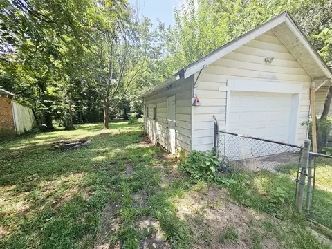 Exterior - 827 S Missouri Ave, Springfield, MO 65806 photo 1 of 5