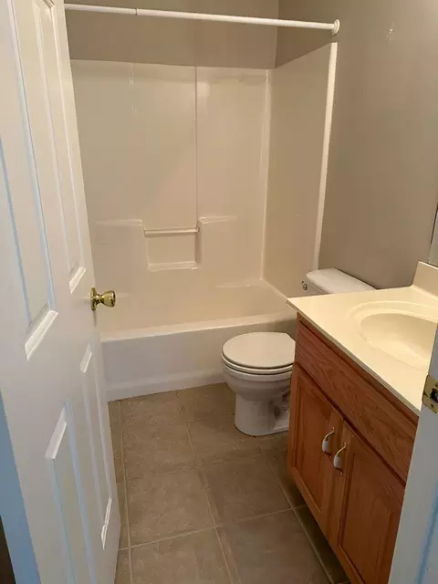 Bath - 1986 W Sexton Dr, Springfield, MO 65810 photo 3 of 4