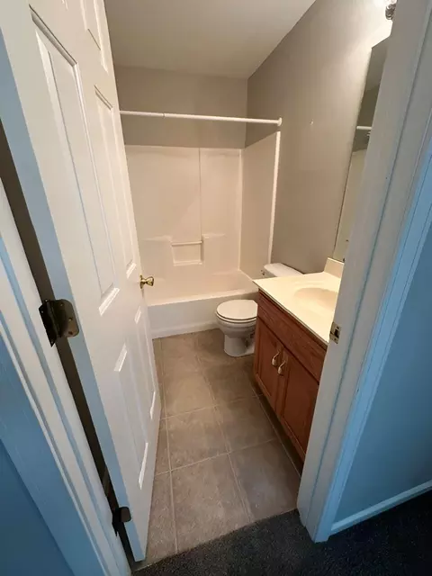 Bath - 1986 W Sexton Dr, Springfield, MO 65810 photo 2 of 4