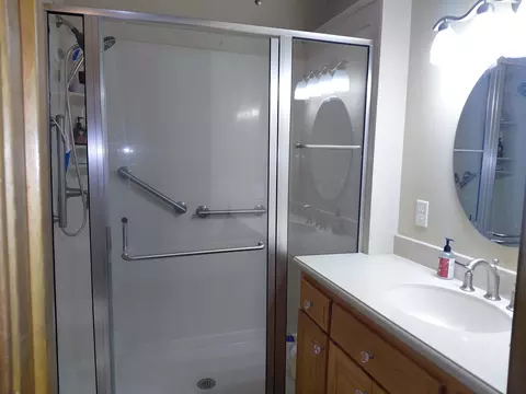 Bath - 2644 N Marion Ave, Springfield, MO 65803 photo 1 of 2