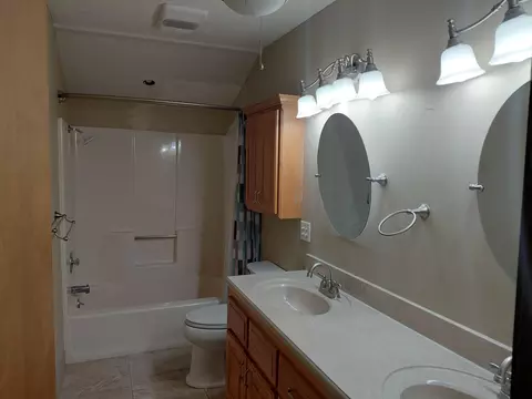 Bath - 2644 N Marion Ave, Springfield, MO 65803 photo 2 of 2