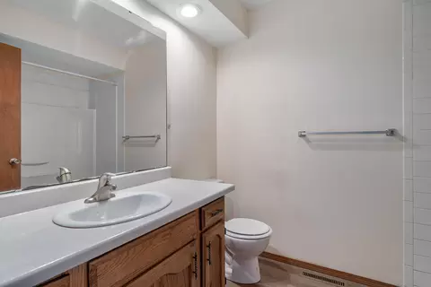 Bath - 515 W Edgewood St, Springfield, MO 65807 photo 2 of 3