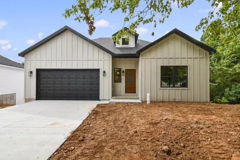 Exterior - 606 E Oak Leaf Ct, Nixa, MO 65714 photo 2 of 6