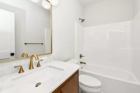 Bath - 606 E Oak Leaf Ct, Nixa, MO 65714 photo 7 of 8