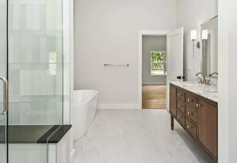 Bath - 606 E Oak Leaf Ct, Nixa, MO 65714 photo 5 of 8