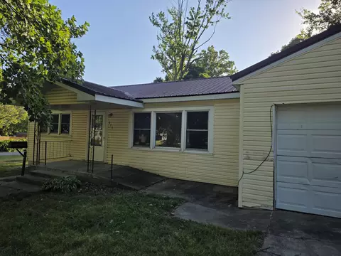Exterior - 611 S Harrison Ave, Aurora, MO 65605 photo 2 of 6