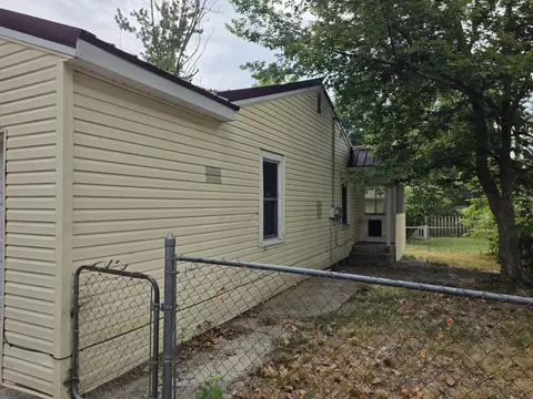 Exterior - 611 S Harrison Ave, Aurora, MO 65605 photo 6 of 6