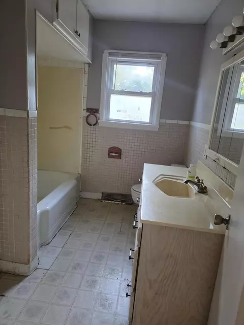 Bath - 611 S Harrison Ave, Aurora, MO 65605 photo 1 of 1