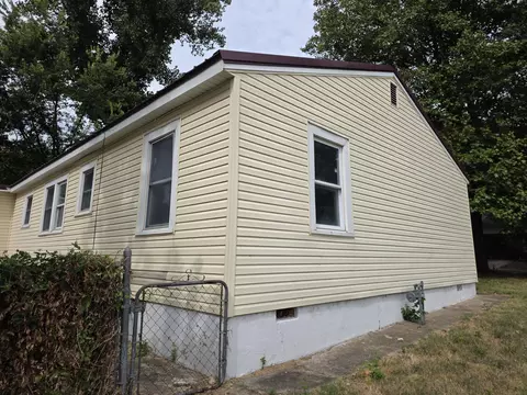 Exterior - 611 S Harrison Ave, Aurora, MO 65605 photo 5 of 6