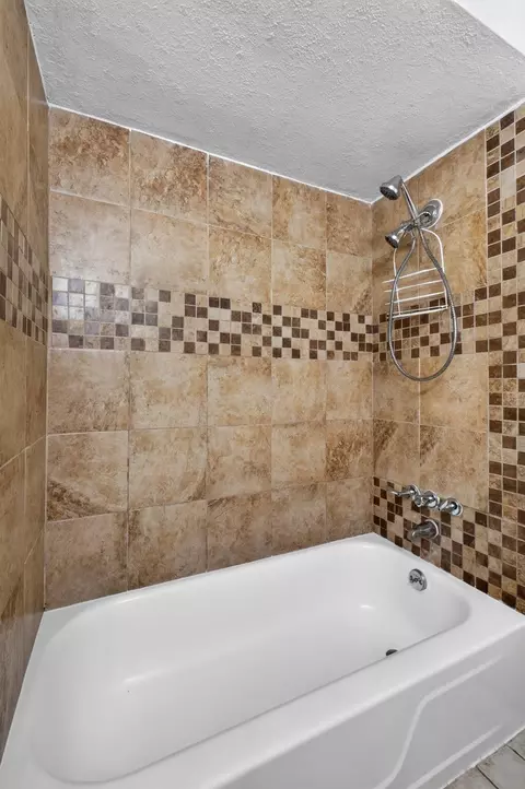 Bath - 2535 W Katella Ln, Springfield, MO 65807 photo 3 of 3