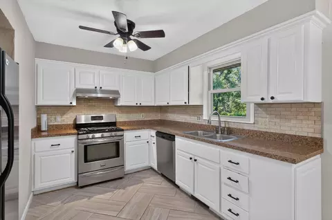 Kitchen - 2535 W Katella Ln, Springfield, MO 65807 photo 2 of 4