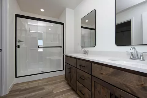 Bath - 5225 W Josh St, Springfield, MO 65802 photo 2 of 3