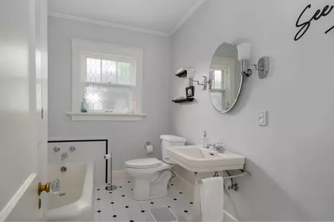 Bath - 636 E Delmar St, Springfield, MO 65807 photo 1 of 2