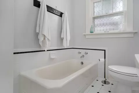 Bath - 636 E Delmar St, Springfield, MO 65807 photo 2 of 2