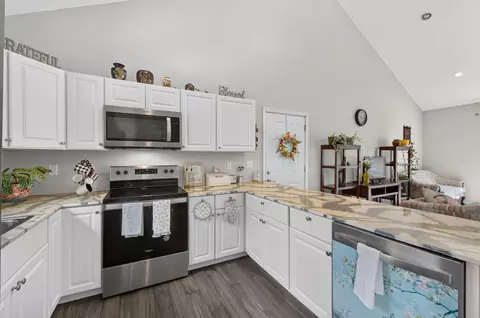 Kitchen - 488 Rockhill Dr, Forsyth, MO 65653 photo 2 of 2