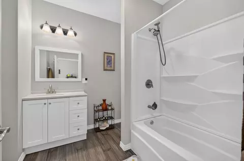 Bath - 488 Rockhill Dr, Forsyth, MO 65653 photo 3 of 4