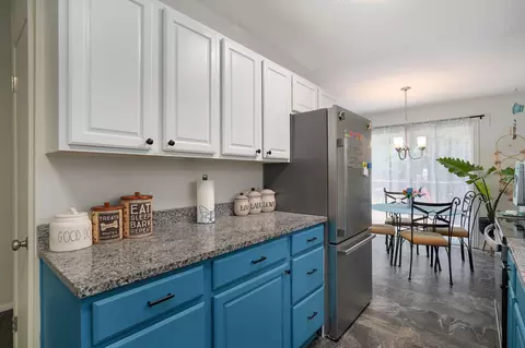 Kitchen - 2633 W Phelps St, Springfield, MO 65802 photo 2 of 2