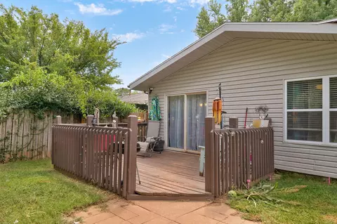 Exterior - 2633 W Phelps St, Springfield, MO 65802 photo 5 of 9