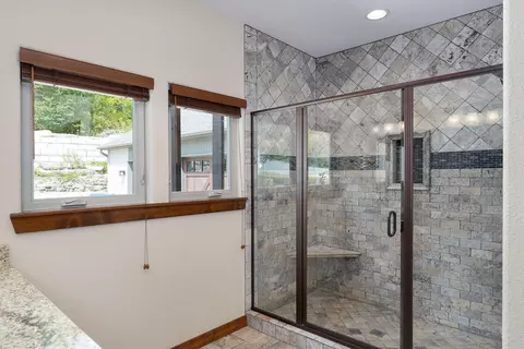 Bath - 122 Joseph Cove Dr, Lampe, MO 65681 photo 2 of 8