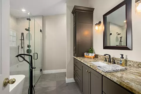 Bath - 2078 W Sexton Dr, Springfield, MO 65810 photo 1 of 6