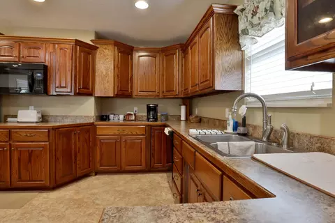 Kitchen - 3741 N Oak Point Ave, Springfield, MO 65803 photo 6 of 7