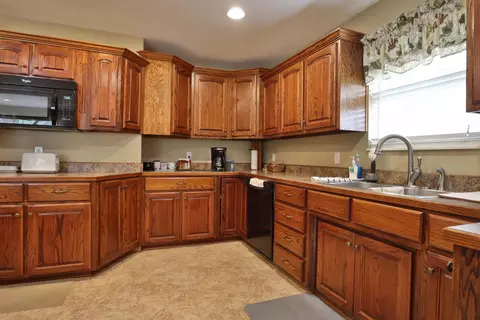 Kitchen - 3741 N Oak Point Ave, Springfield, MO 65803 photo 4 of 7