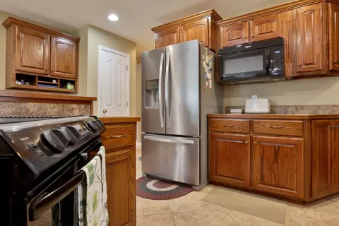 Kitchen - 3741 N Oak Point Ave, Springfield, MO 65803 photo 7 of 7