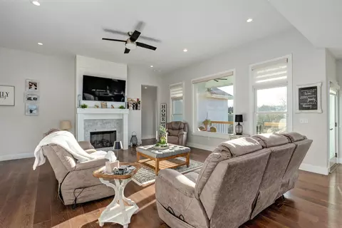 Living - 267 S Pebble Beach Ave, Springfield, MO 65802 photo 2 of 5