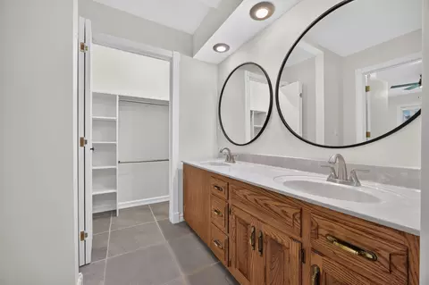 Bath - 3605 E Delmar St, Springfield, MO 65809 photo 2 of 6