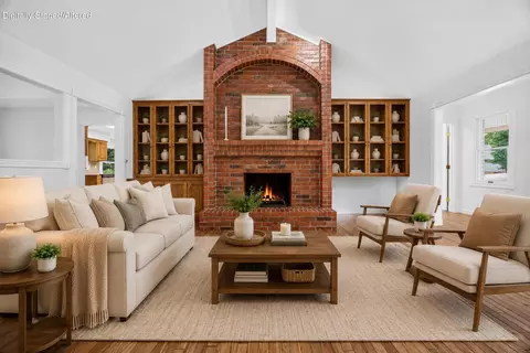 Living - 3605 E Delmar St, Springfield, MO 65809 photo 5 of 10