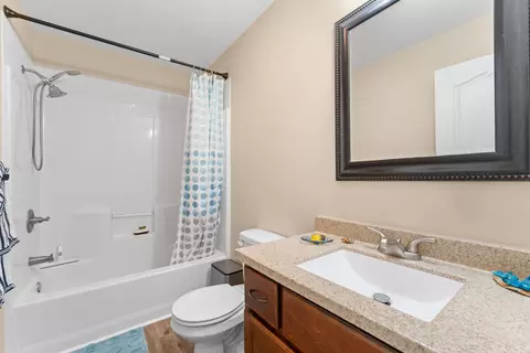 Bath - 218 Windridge St, Branson, MO 65616 photo 2 of 3