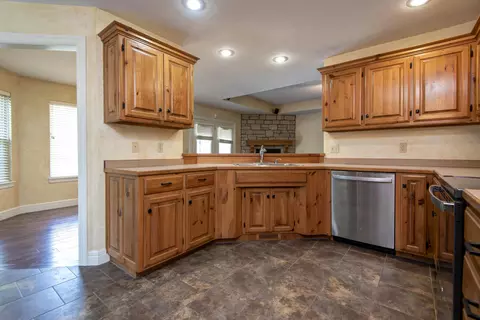 Kitchen - 439 S River Birch Dr, Springfield, MO 65809 photo 2 of 3