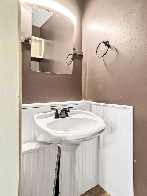 Bath - 2326 E Nora St, Springfield, MO 65803 photo 1 of 3