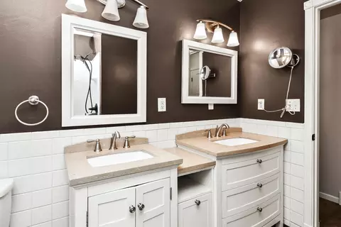 Bath - 2326 E Nora St, Springfield, MO 65803 photo 3 of 3