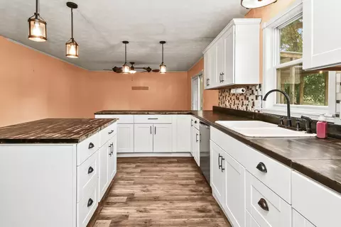 Kitchen - 2326 E Nora St, Springfield, MO 65803 photo 3 of 6