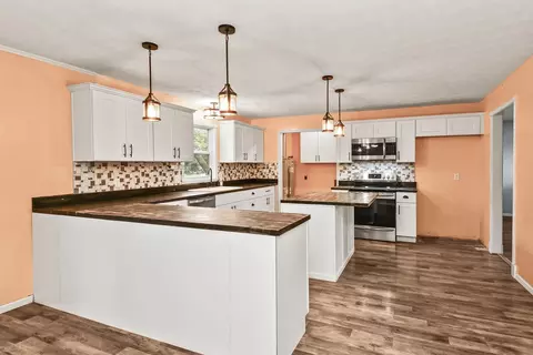 Kitchen - 2326 E Nora St, Springfield, MO 65803 photo 2 of 6
