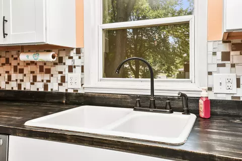 Kitchen - 2326 E Nora St, Springfield, MO 65803 photo 5 of 6