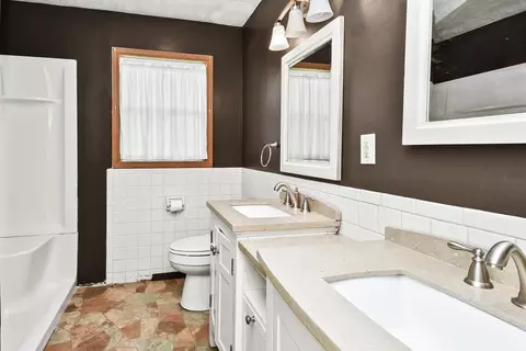 Bath - 2326 E Nora St, Springfield, MO 65803 photo 2 of 3