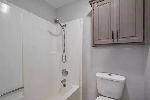 Bath - 2771 W Westview St, Springfield, MO 65807 photo 2 of 3