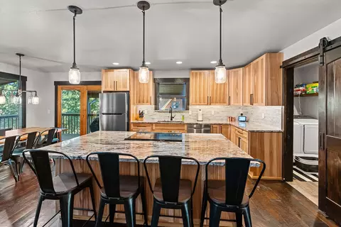 Kitchen - 29209 Station Ln, Eagle Rock, MO 65641 photo 2 of 4