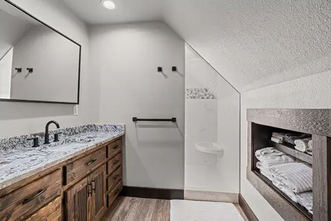 Bath - 29209 Station Ln, Eagle Rock, MO 65641 photo 3 of 5