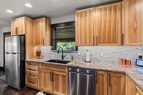 Kitchen - 29209 Station Ln, Eagle Rock, MO 65641 photo 3 of 4