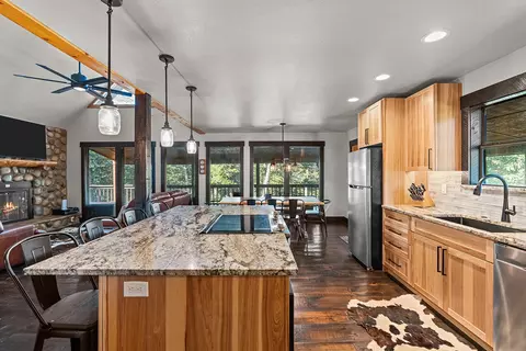 Kitchen - 29209 Station Ln, Eagle Rock, MO 65641 photo 1 of 4